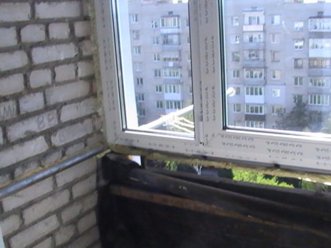 Демонтаж окна на балконе