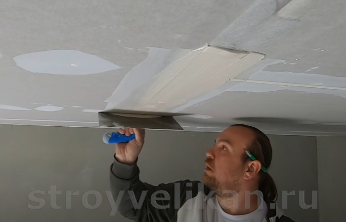 Нанесение шпаклевки на потолок